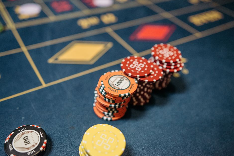 Kostenlose Freispiele ohne Einzahlung 2026: Aktuelle Angebote: gestapelte Casino-Jetons auf dem Filzteppich — Symbolbild für Umsatzbedingungen und Bonusregeln