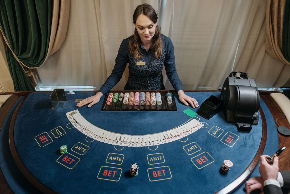 Kostenlose Freispiele ohne Einzahlung 2026: Aktuelle Angebote: abgedunkelter Casinosaal ohne Spielbetrieb — Symbolbild für Pause und verantwortungsvolles Spielen